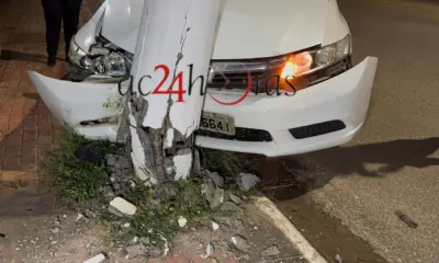 Mulher “apaga” dirigindo e colide carro contra poste em Rio Branco