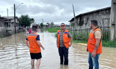 Rio Tarauacá ultrapassa cota de transbordamento e invade ruas da cidade