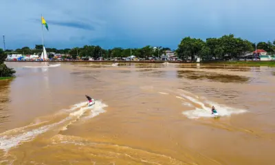 Praticantes de jet-ski aproveitam cheia do Rio Acre para lazer e adrenalina