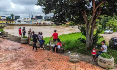 Família acompanha terceiro dia de buscas por jovem no Rio Acre