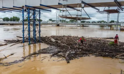 Balseiros se acumulam na ponte metálica e passarela Joaquim Macedo em Rio Branco