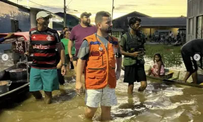 Para preservar casas, Tarauacá proíbe barcos motorizados em ruas alagadas