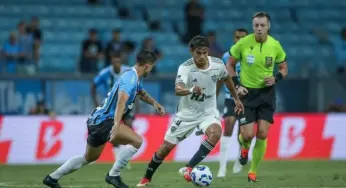 Com gols de Arezo e Edenílson, Grêmio bate o Atlético-MG e estreia com vitória