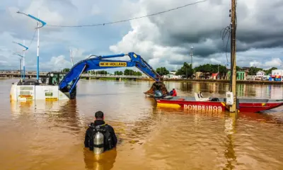 Com mergulhador e trator, equipes tentam recuperar motores da ETA I no Rio Acre