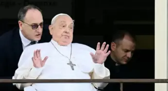 Papa Francisco faz primeira aparição após internação e agradece fiéis