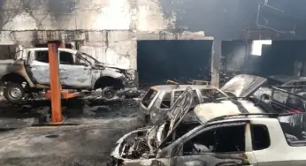 Carros são destruídos e paredes de automotiva terão de ser demolidas após incêndio no Acre