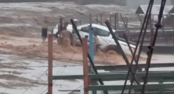 Mais um carro atola na subida da balsa no Rio Juruá entre Cruzeiro do Sul e Rodrigues Alves