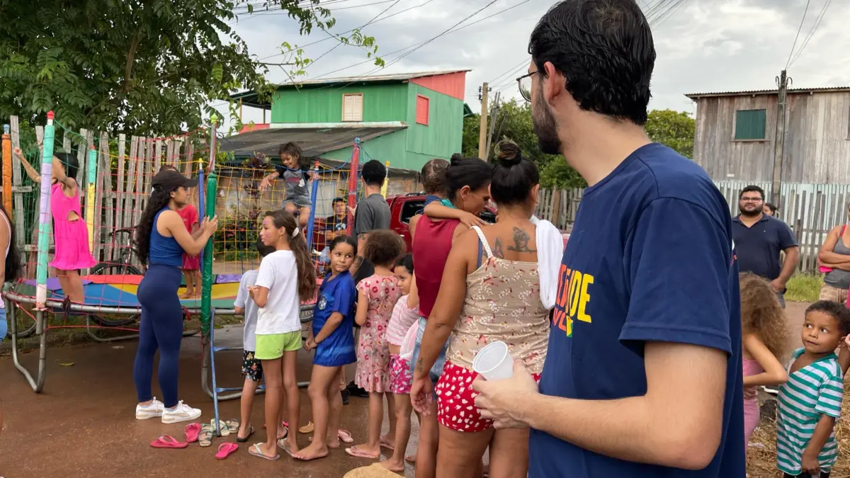 Crianças do bairro Ayrton Senna ganham ovos de Páscoa em ação solidária