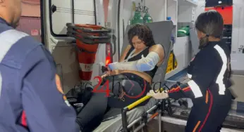 Moto invade preferencial e deixa jovem com fratura no braço
