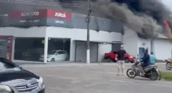 Incêndio atinge concessionária da Fiat Comauto e loja automotiva em Cruzeiro do Sul