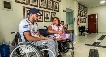 Pessoas com deficiência protestam contra falhas em elevadores de ônibus em Rio Branco