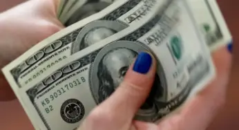 Dólar cai para R$ 5,60, e bolsa fecha em máxima histórica