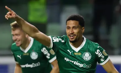 Palmeiras vira em 5 minutos, vence Bragantino e abre vantagem na liderança