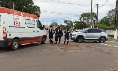 Homem foge de mototáxi após bater carro em viatura do Samu
