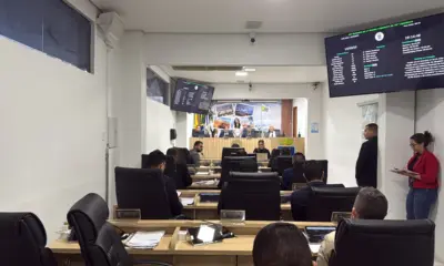 Com ausência da oposição, base aprova empréstimo de R$ 67 milhões para ônibus