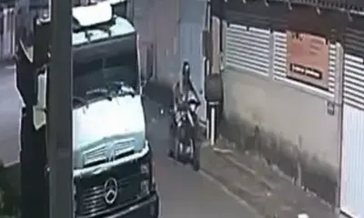 Vídeo mostra homem roubando moto e escada após pular muro de residência em Rio Branco