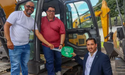 Prefeito recebe escavadeira hidráulica para reforçar infraestrutura rural de Brasileia