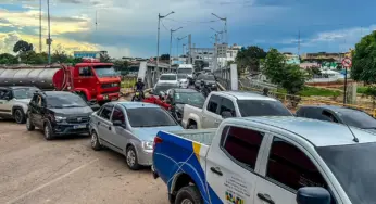 Fechamento de rua para realização de Marcha Para Jesus causa engarrafamento