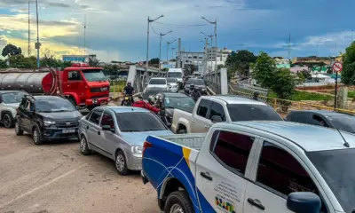 Fechamento de rua para realização de Marcha Para Jesus causa engarrafamento