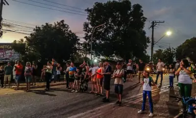 Moradores voltam a fechar rua contra mudança do Centro POP em Rio Branco