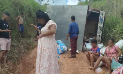 Carro tomba e grávida bate a cabeça em ramal de Cruzeiro do Sul