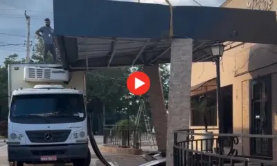 Caminhão atinge pilar de restaurante em Rio Branco e danifica cobertura