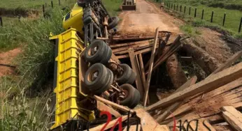 Caminhão despenca em Igarapé após ponte improvisada ceder no interior do Acre