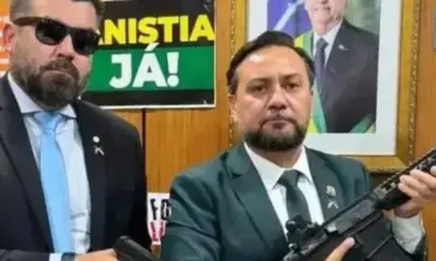 Deputado do Pará posa com fuzil em gabinete na Câmara e gera polêmica