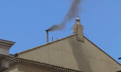 Fumaça preta: Papa não é eleito na manhã do segundo dia de conclave