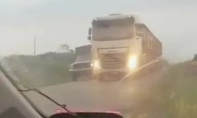 No Acre, carreta faz ultrapassagem perigosa e obriga taxista a sair da pista