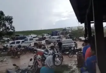 Mesmo com chuva, moradores mantêm bloqueio na BR-364