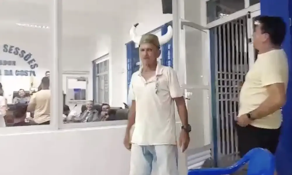 Homem vai à sessão da Câmara usando chapéu de chifres em Cruzeiro do Sul