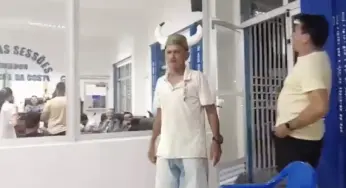 Homem vai à sessão da Câmara usando chapéu de chifres em Cruzeiro do Sul
