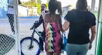Mãe de aluno invade escola, faz ameaças e é contida; SEE promete controlar entrada