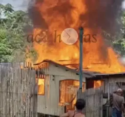 Casa pega fogo em cidade vizinha de Cruzeiro do Sul
