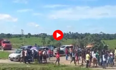 Moradores bloqueiam a BR-364 entre Feijó e Tarauacá
