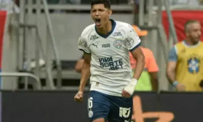 Bahia supera expulsão-relâmpago, derrota Vitória e encosta no G-4