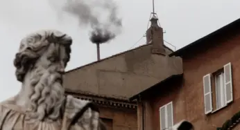 Fumaça preta marca primeiro dia do conclave; nome do próximo papa não saiu