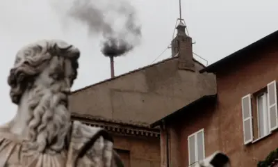 Fumaça preta marca primeiro dia do conclave; nome do próximo papa não saiu