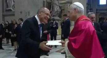 Alckmin entrega convite de Lula ao papa Leão XIV para visitar o Brasil durante a COP 30