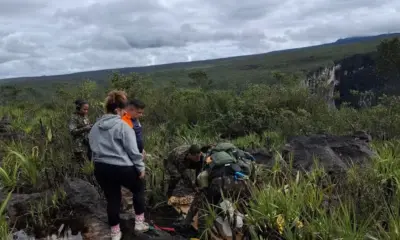 Mulher é resgatada após quatro dias com perna quebrada em montanha isolada no Amazonas