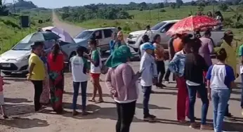 Moradores bloqueiam BR-364 entre Feijó e Manoel Urbano