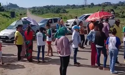 Moradores bloqueiam BR-364 entre Feijó e Manoel Urbano