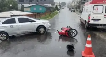 Acidente entre carro e moto deixa homem ferido em Cruzeiro do Sul