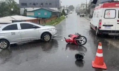 Acidente entre carro e moto deixa homem ferido em Cruzeiro do Sul