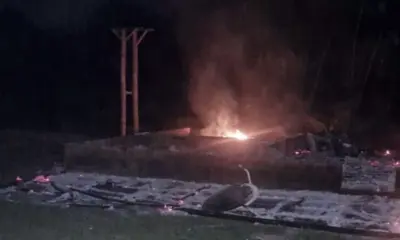 Casa é destruída por incêndio que pode ter sido criminoso em Cruzeiro do Sul