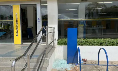Porta de vidro do Banco do Brasil é quebrada em Cruzeiro do Sul