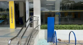 Porta de vidro do Banco do Brasil é quebrada em Cruzeiro do Sul