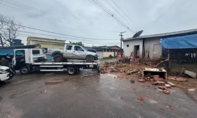 Motorista sem habilitação colide contra muro e foge com ajuda de comparsas em Rio Branco