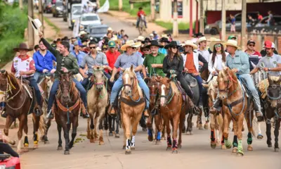 Cavalgada reúne centenas de pessoas pelas ruas de Epitaciolândia